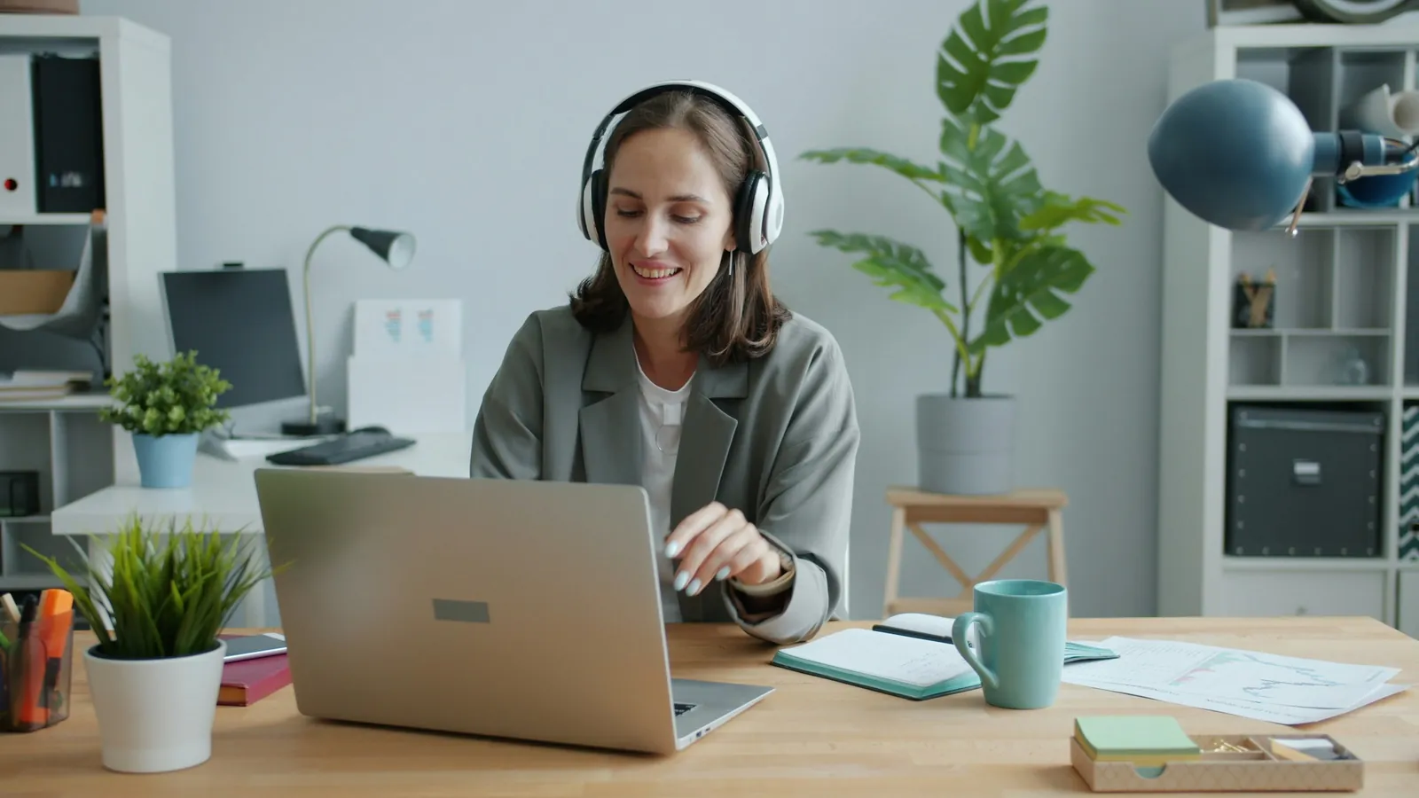 Coachen Hanne i en videosamtale fra kontoret